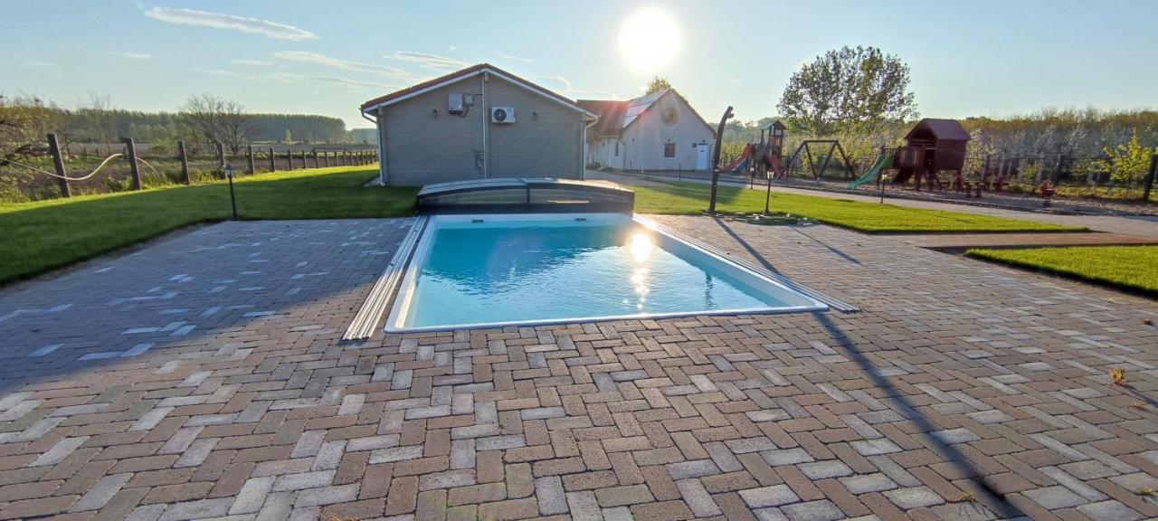 Village Garden Family Guest House Tiszakanyar Bagian luar foto