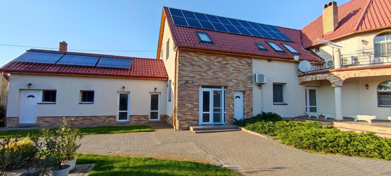 Village Garden Family Guest House Tiszakanyar Bagian luar foto