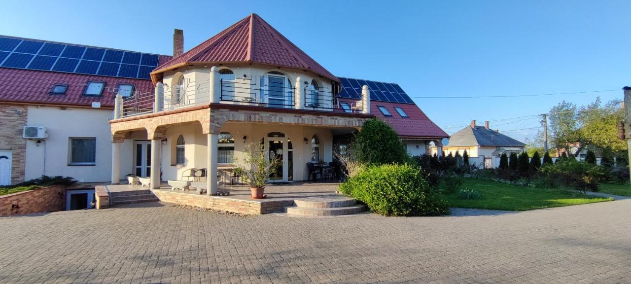 Village Garden Family Guest House Tiszakanyar Bagian luar foto