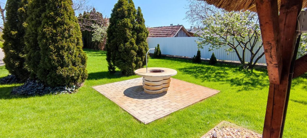 Village Garden Family Guest House Tiszakanyar Bagian luar foto