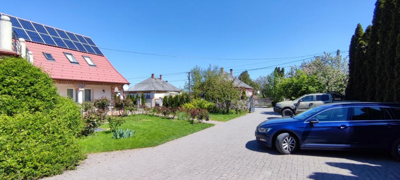 Village Garden Family Guest House Tiszakanyar Bagian luar foto