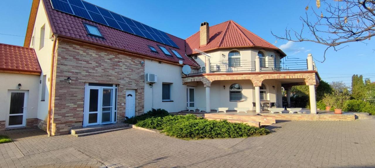 Village Garden Family Guest House Tiszakanyar Bagian luar foto
