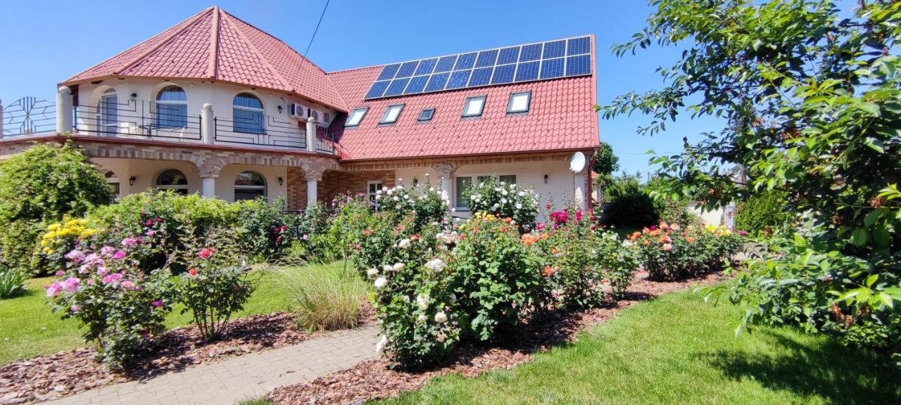 Village Garden Family Guest House Tiszakanyar Bagian luar foto
